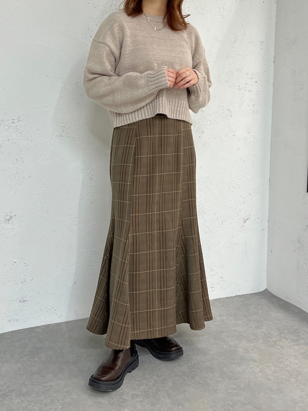「apresjourmignon、マーメイドスカート、淡色コーデ、ブーツ、厚底シューズ、プチプラ、プチプラコーデ、WEARハロウィン2022、今日のコーデ、シンプル、シンプルコーデ、ニット、きれいめカジュアル、お洒落さんとつながりたい」｜「apres jour mignonのショートニットプルオーバー【ZOZOTOWN限定アイテム】（ニット/セーター、ベージュ系）」を使った、uraさん（レディース・160cm）の秋コーディネートの1枚目の写真