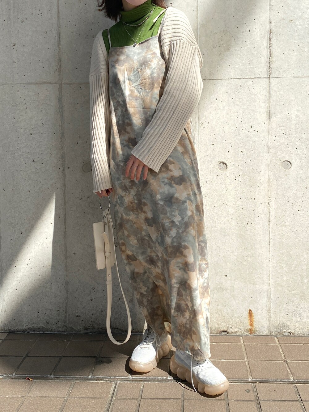 「春服みてみて、レイヤードスタイル、春アウター、カーディガン、春コーデ、パステル映える春、プチプラ、プチプラコーデ、春ニット、おしゃれさんと繋がりたい、カジュアルコーデ、花柄、今日のコーデ、ボレロ、fupel」｜「fupelのリブ編みスプリングボレロ（カーディガン/ボレロ、ホワイト系）」を使った、uraさん（レディース・160cm）の春コーディネートの1枚目の写真
