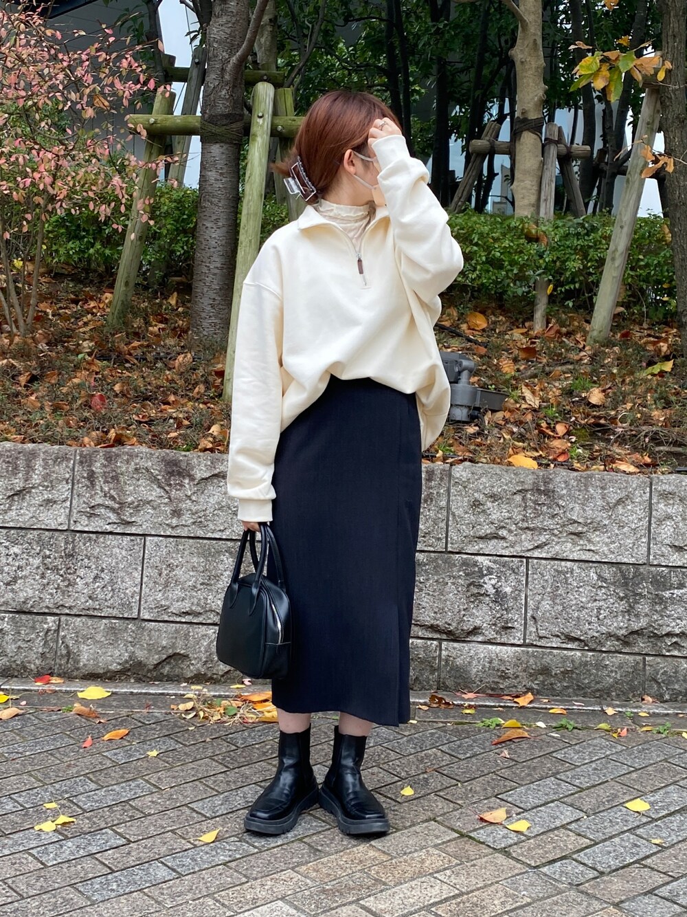 「apresjourmignon、ハーフジップ、冬コーデ、スクエアトゥ、ブーツ、ホワイトコーデ、クリスマスに着たい服、レイヤードスタイル、休日スタイル、マイベストコーデ2022、カジュアルコーデ、プチプラ、プチプラコーデ、おしゃれさんと繋がりたい、オトナカジュアル」｜「apres jour mignonの【apresjour mignon×ARIAZ】２WAYボストンバッグ（ボストンバッグ、ブラック系）」を使った、uraさん（レディース・160cm）の冬コーディネートの1枚目の写真