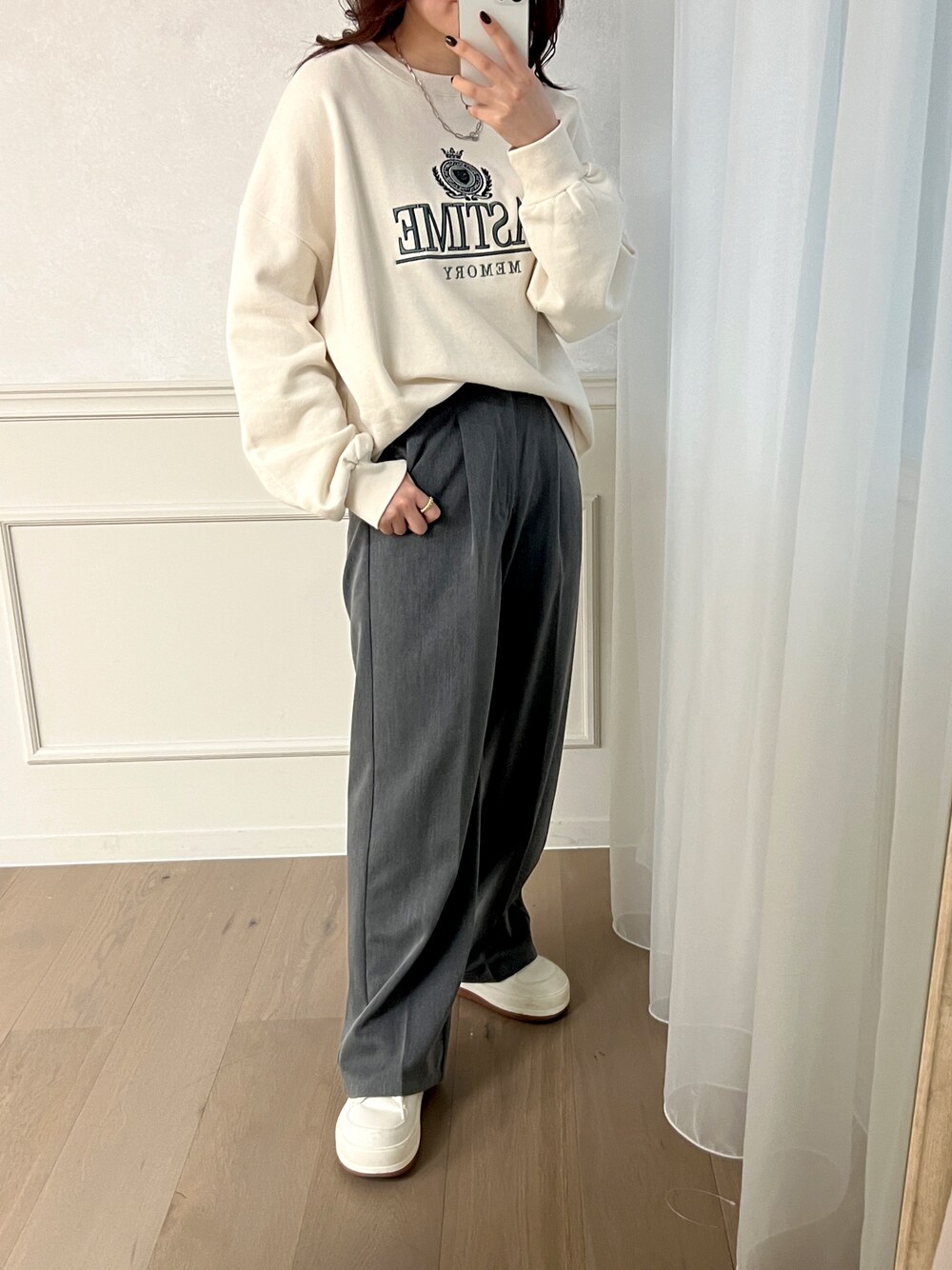 「apresjourmignon、スウェット、スウェットコーデ、プチプラ、プチプラコーデ、きれいめカジュアル、スニーカー、韓国ファッション、シンプル、オトナカジュアル、おしゃれさんと繋がりたい、ラクチンコーデ、お出かけコーデ」｜「poseganchの【poseganch 】MUMMUM  CV スニーカー（スニーカー、ホワイト系）」を使った、uraさん（レディース・160cm）の冬コーディネートの1枚目の写真