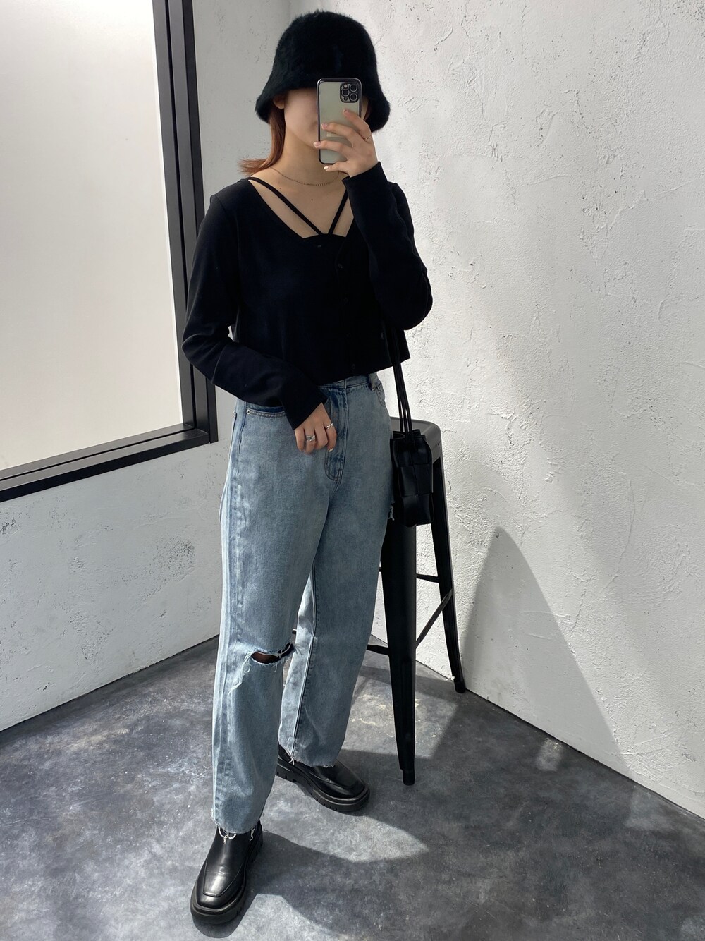 「apresjourmignon、カーディガン、デニム、ブーツ、バケハ、プチプラ、プチプラコーデ、レイヤードスタイル、きれいめカジュアル、モノトーン、秋コーデ、大人カジュアル、休日スタイル、おしゃれさんと繋がりたい、シンプル」｜「apres jour mignonのサイドゴアブーツ【ZOZOTOWN限定アイテム】（ブーツ、ブラック系）」を使った、uraさん（レディース・160cm）の秋コーディネートの1枚目の写真