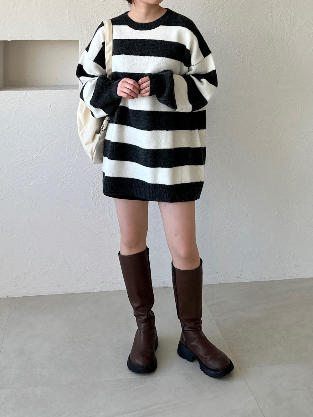 「オトナカジュアル、ゆるコーデ、apresjourmignon、プチプラ、ブーツ、お出かけコーデ、プチプラコーデ」｜「apres jour mignonのボーダーチュニックニット【ZOZOTOWN限定アイテム】（ニット/セーター、ブラック系）」を使った、uraさん（レディース・160cm）の冬コーディネートの1枚目の写真