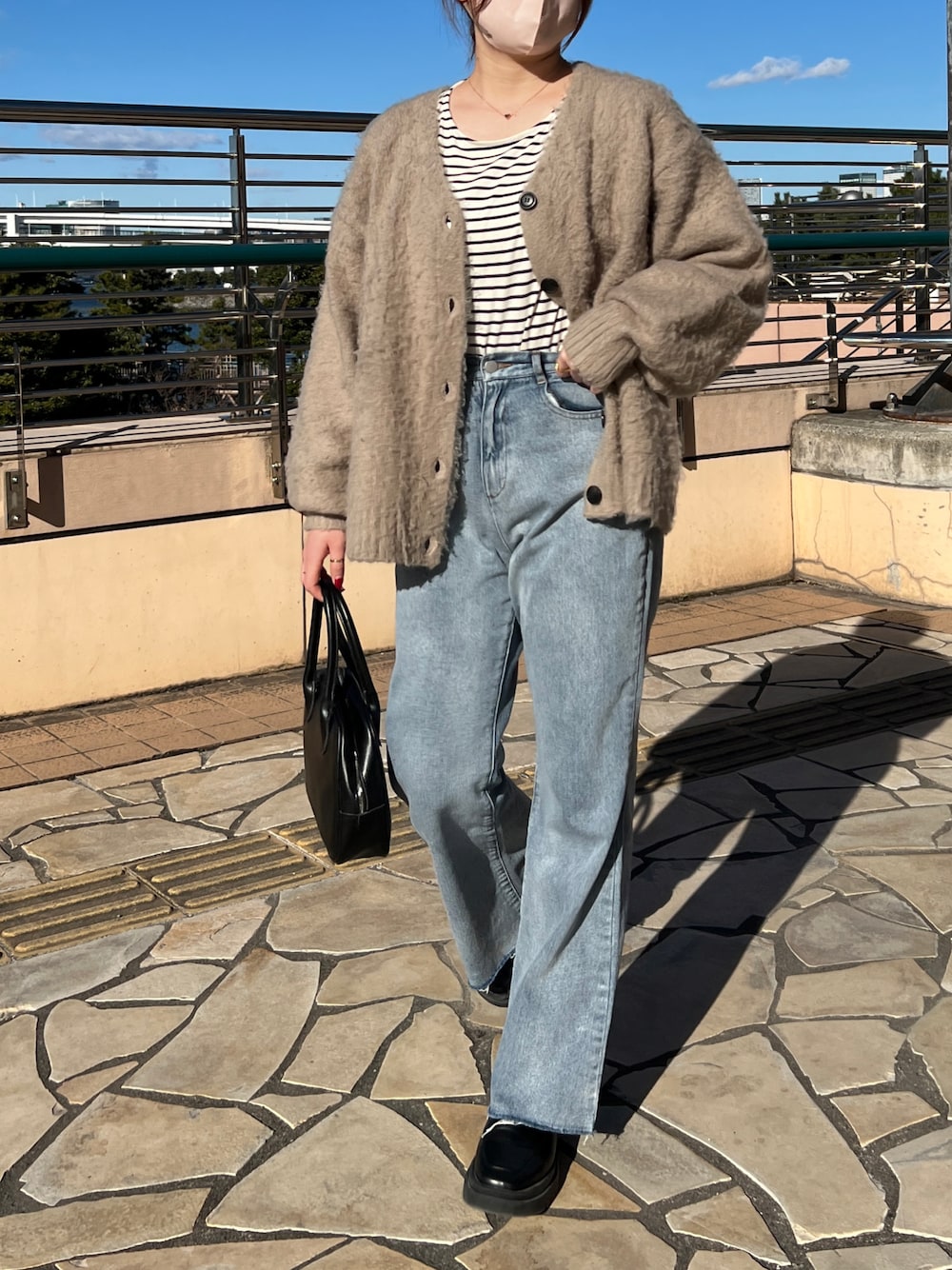 「apresjourmignon、カーディガン、きれいめカジュアル、デニム、冬コーデ、レイヤードスタイル、私の推しブランド、シンプルコーデ、ブーツ、プチプラ、プチプラコーデ、ボーダー、おしゃれさんと繋がりたい」｜「apres jour mignonのカットオフデニムパンツ【ZOZOTOWN限定アイテム】（デニムパンツ、ブルー系）」を使った、uraさん（レディース・160cm）の冬コーディネートの1枚目の写真