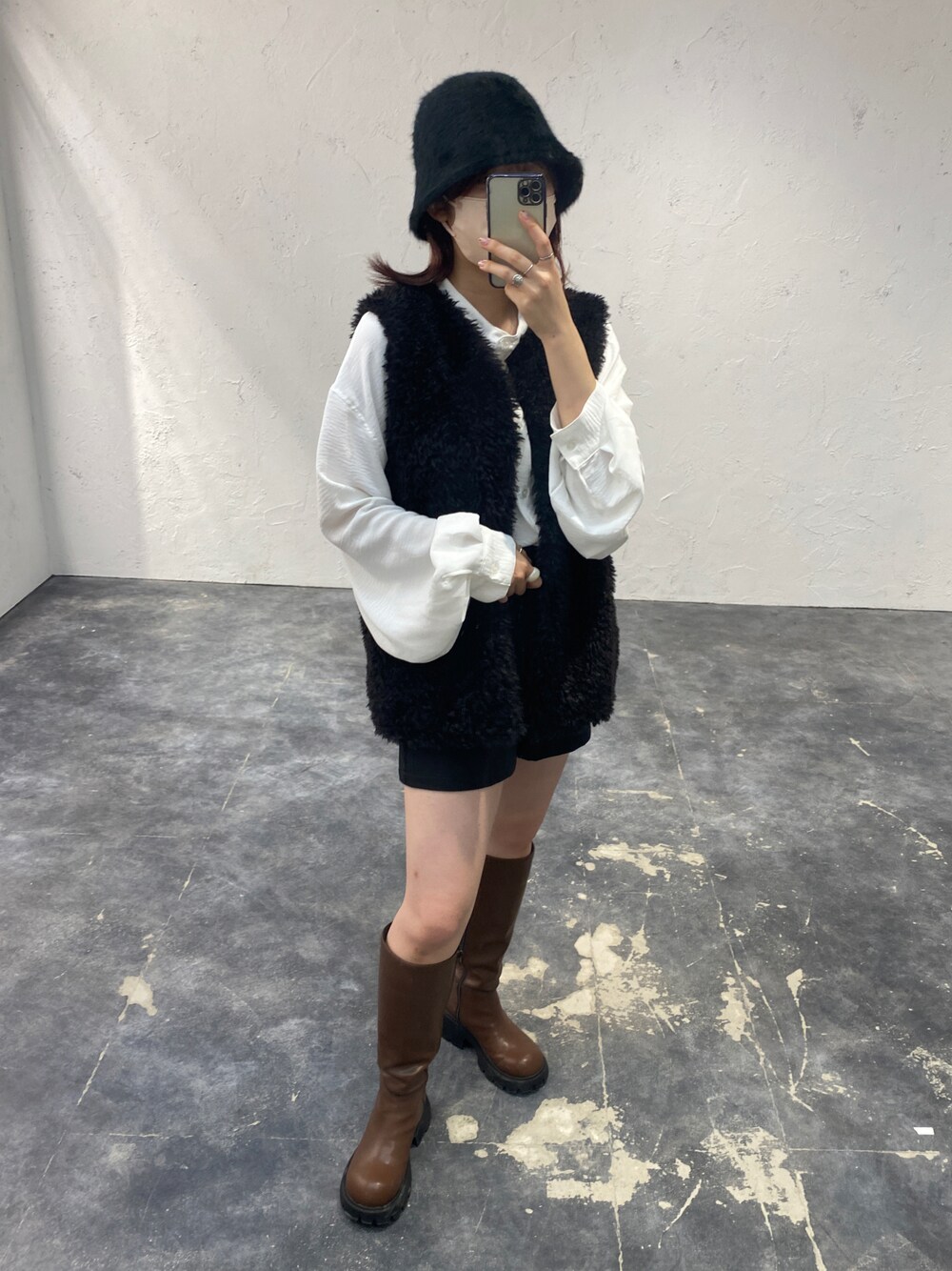 「apresjourmignon、バケットハット、ファーベスト、ロングブーツ、厚底シューズ、モノトーン、ブラック、モード、シンプル、シンプルコーデ、秋コーデ、モノトーンコーデ、おしゃれさんと繋がりたい、きれいめカジュアル、カジュアル」｜「apres jour mignonのロングブーツ【ZOZOTOWN限定アイテム】（ブーツ、ブラウン系）」を使った、uraさん（レディース・160cm）の秋コーディネートの1枚目の写真