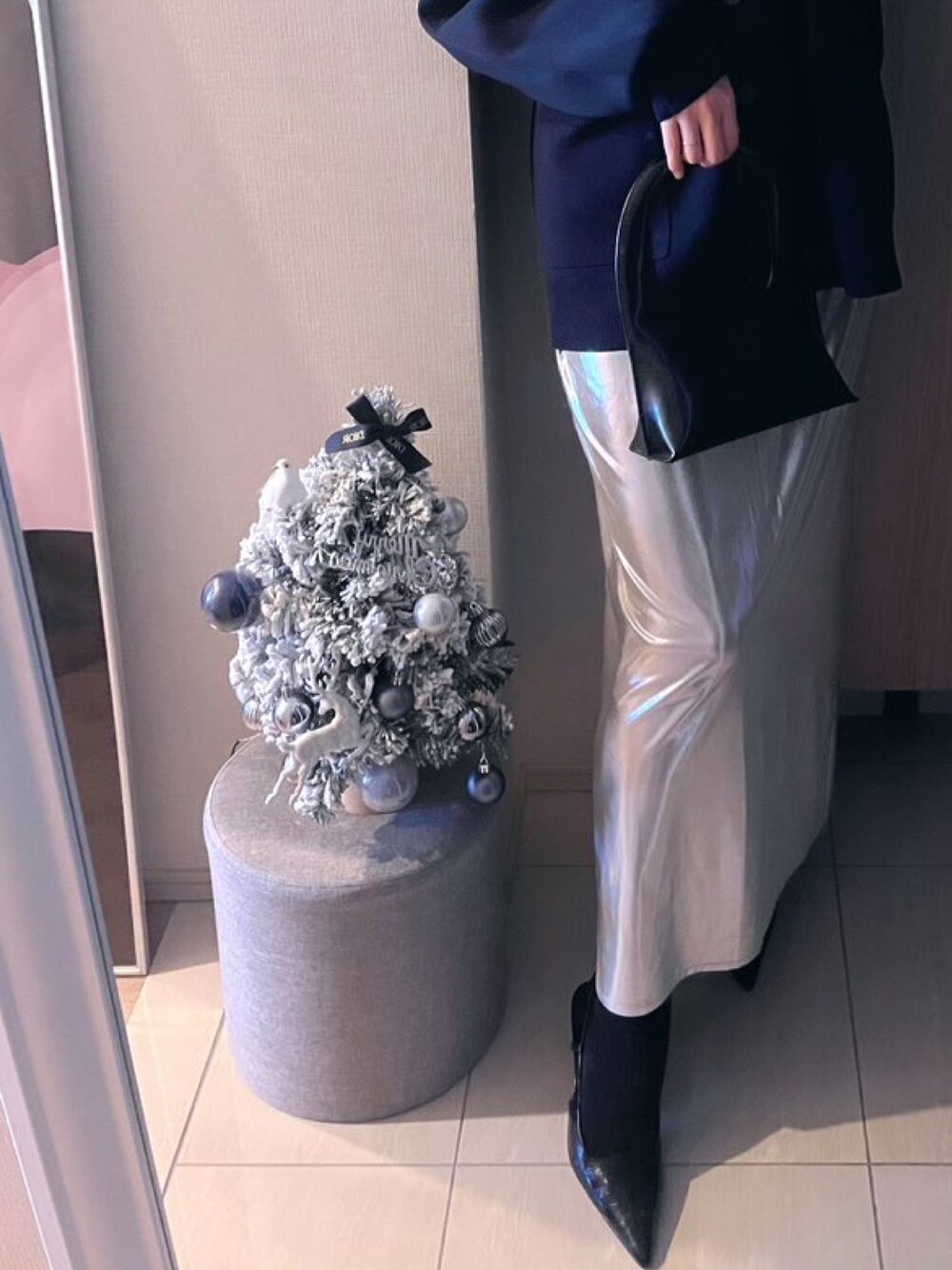 「オトナカジュアル、今日のコーデ、おでかけコーデ」｜「AmeriのPENCIL GLITTER SKIRT（スカート、シルバー系）」を使った、tsushieriさん（レディース・162cm）の冬コーディネートの1枚目の写真