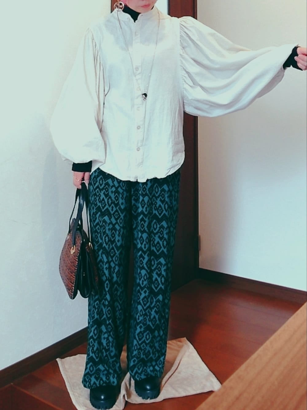 「ホワイトフェス、ボリュームスリーブ、柄×柄、柄パンツ、低身長コーデ、ショートヘア、刈り上げ女子、ブーツ、ボリューム袖」｜「apres jour mignonの袖ボリュームバンドカラーシャツ【ZOZOTOWN限定アイテム】（シャツ/ブラウス、ホワイト系）」を使った、yuuu さん（レディース・153cm）の春コーディネートの1枚目の写真