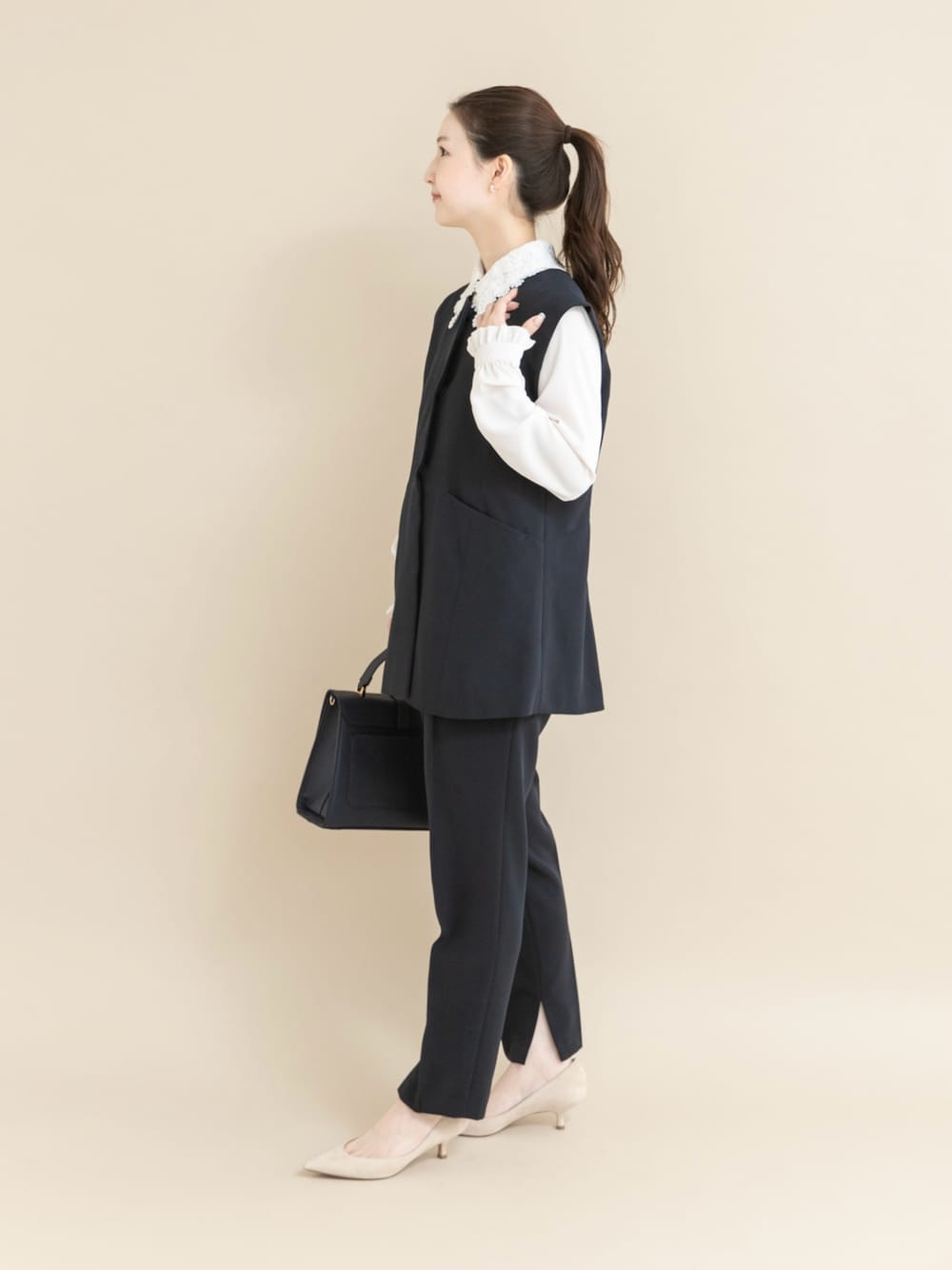 ブルー系のセットアップ、ホワイト系のシャツ/ブラウスを着用したレディースの冬コーディネートの1枚目の写真