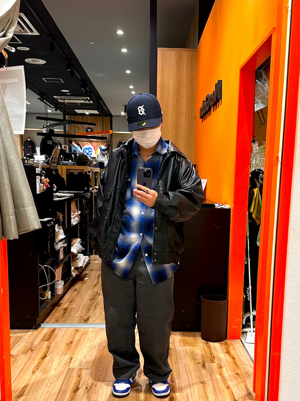 「チェック、レザージャケット、ワークパンツ、キャップ、メンズファッション、ストリートカジュアル」｜「Dickiesの【Dickies/ディッキーズ】ダブルニーチノワークパンツ/TCツイル（チノパンツ、グレー系）」を使った、peperon5さん（メンズ・168cm）の春コーディネートの1枚目の写真
