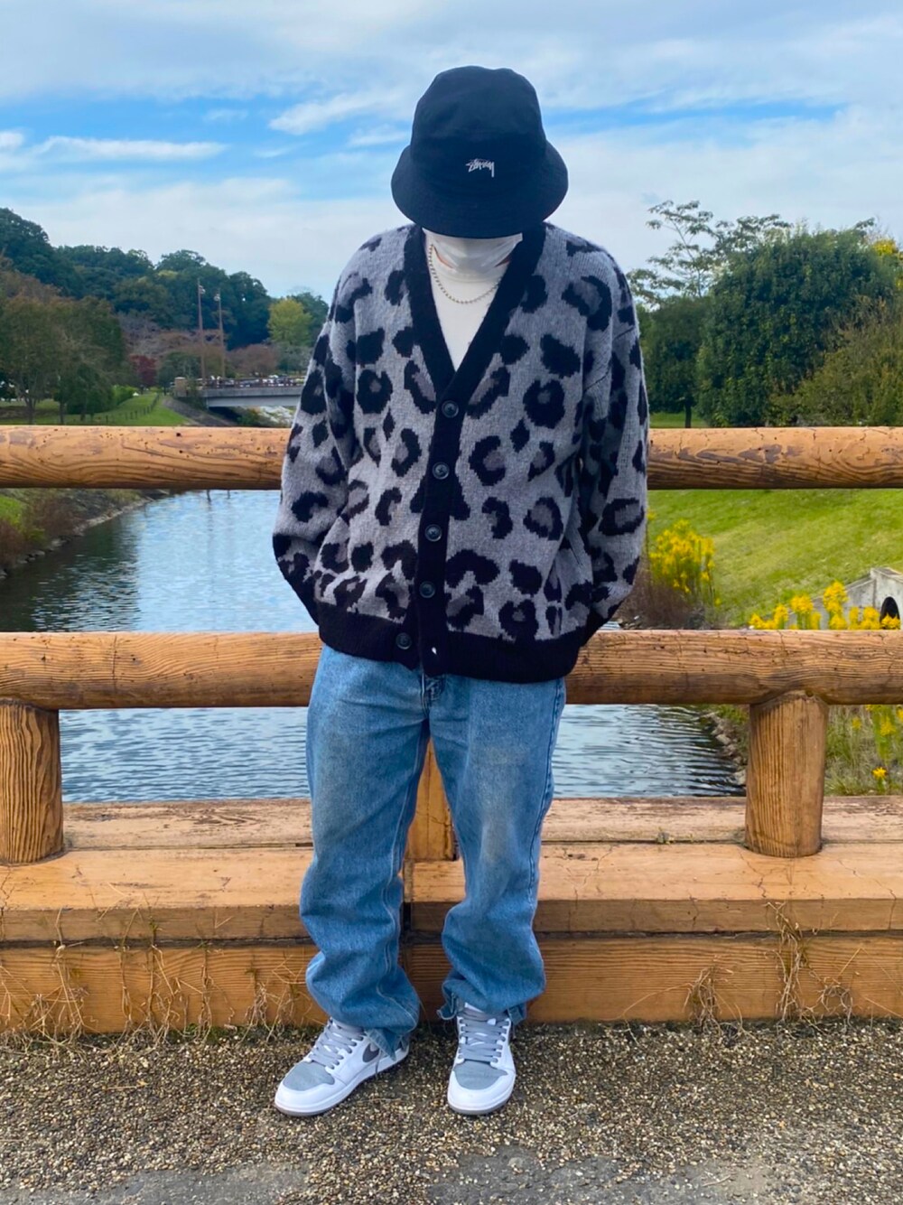 「秋コーデ、おしゃれさんと繋がりたい、デニムパンツ、レオパード、カーディガン、バケットハット」｜「Carharttのアイテム（デニムパンツ、ブルー系）」を使った、peperon5さん（メンズ・168cm）の秋コーディネートの1枚目の写真
