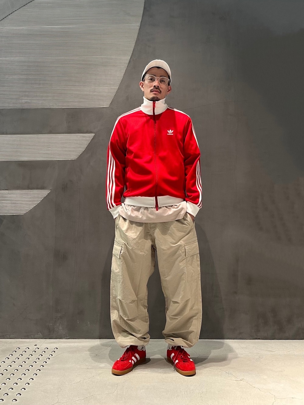 「スニーカー、スタッフコーデ、adidas、ストリート、カーゴパンツ、アディダス、adidas originals、アディダスオリジナルス、カラーコーデ、アディダスコーデ」｜「adidasのキャップ（キャップ、ホワイト系）」を使った、SKさん（メンズ・172cm）の夏コーディネートの1枚目の写真