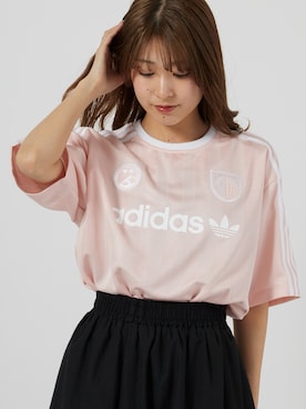 「adidas（アディダス）のadidas/アディダス SSLジャージ ユニフォーム風 ゲームシャツ サッカーTシャツ スポーティー 2026年春夏（Tシャツ/カットソー、ピンク系）」を使った、萌笑さん（レディース・157cm）の春コーディネート