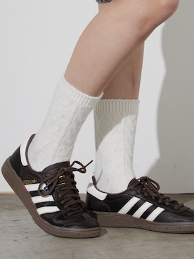 「adidas（アディダス）のadidas/アディダス HANDBALL SPEZIAL SHOES ハンドボール スペツィアル シューズ 2026年春夏（スニーカー、ブラウン系）」を使った、萌笑さん（レディース・157cm）の春コーディネート