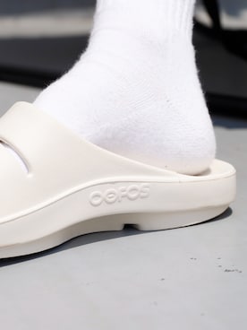 「OOFOS（ウーフォス）のOOFOS/ウーフォス OOahh ウーアー リカバリーサンダル クッション 軽量 2026春夏（サンダル、ホワイト系）」を使った、萌笑さん（レディース・157cm）の夏コーディネート