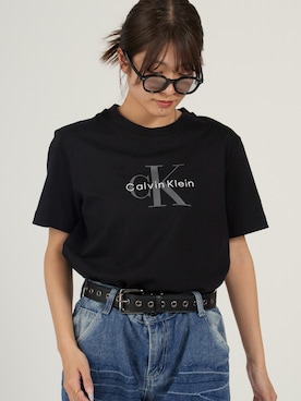 「Calvin Klein（カルバン・クライン）のCalvin Klein/カルバンクライン Tシャツ - モノグラムクルーネックショートスリーブTシャツ 半袖Tシャツ  2026年春夏（Tシャツ/カットソー、ブラック系）」を使った、萌笑さん（レディース・157cm）の春コーディネート