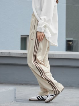 「adidas（アディダス）のadidas/アディダス ファイヤーバードトラックパンツ ラインパンツ ジャージ 2026年春夏（スウェットパンツ、ブラウン系）」を使った、萌笑さん（レディース・157cm）の春コーディネート