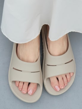 「OOFOS（ウーフォス）のOOFOS/ウーフォス OOahh ウーアー リカバリーサンダル クッション 軽量 2026春夏（サンダル、ベージュ系）」を使った、萌笑さん（レディース・157cm）の夏コーディネート