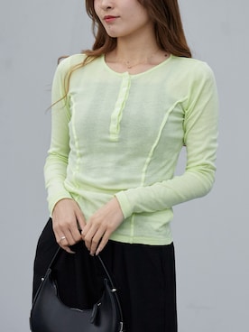 「MILLER（ミラー）のR.P.miller/ミラー LightPrib Henley L/S ヘンリーネック シアートップス 2026年春夏（Tシャツ/カットソー、グリーン系）」を使った、萌笑さん（レディース・157cm）の春コーディネート