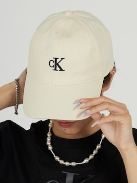 「Calvin Klein（カルバン・クライン）のCalvin Klein/カルバンクライン キャップ - 6パネルスモールモノグラムベースボールキャップ アウトドア レジャー 2026年春夏（キャップ、ベージュ系）」を使った、萌笑さん（レディース・157cm）の春コーディネート