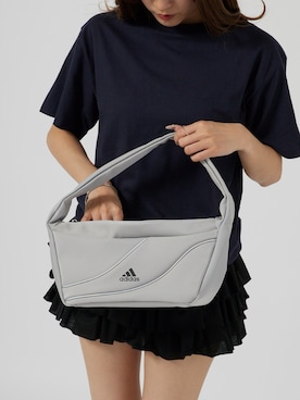 「adidas（アディダス）のadidas/アディダス パイピング 配色 ワンハンドルバッグ ハンドバッグ 2026年春夏（ショルダーバッグ、グレー系）」を使った、萌笑さん（レディース・157cm）の春コーディネート