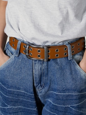 「Dickies（ディッキーズ）のDickies/ディッキーズ ハトメ ダブルピンホール ブランドロゴ PUレザー ワークベルト 2026年春夏（ベルト、ブラウン系）」を使った、萌笑さん（レディース・157cm）の春コーディネート