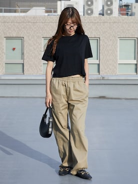 「MILLER（ミラー）のR.P.miller/ミラー Panel ribed cropped T-Shirt 半袖Tシャツ 2026年春夏 再入荷 新色追加（Tシャツ/カットソー、ブラック系）」を使った、萌笑さん（レディース・157cm）の春コーディネート