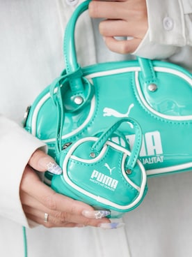 「PUMA（プーマ）のPUMA/プーマ ユニセックス プーマ 1976 グリップバッグ キーチェーン 0.2L ミニバッグ ミニポーチ 小物入れ 小銭入れ 2026年春夏（ポーチ、グリーン系）」を使った、萌笑さん（レディース・157cm）の春コーディネート