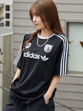 「adidas（アディダス）のadidas/アディダス SSLジャージ ユニフォーム風 ゲームシャツ サッカーTシャツ スポーティー 2026年春夏（Tシャツ/カットソー、ブラック系）」を使った、萌笑さん（レディース・157cm）の春コーディネート