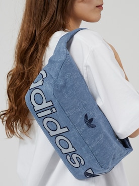 「adidas（アディダス）のadidas/アディダス スモール ショルダーバッグ ウォッシュエフェクト ワンハンドルバッグ ハンドバッグ 2026年春夏（ショルダーバッグ、ブルー系）」を使った、萌笑さん（レディース・157cm）の春コーディネート