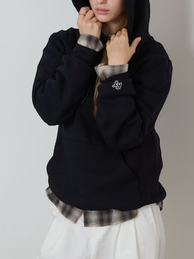 「Dickies（ディッキーズ）のDickies/ディッキーズ LOOSE FIT ダブルニー センタープレス ワークパンツ スケーターパンツ イージーパンツ 85283 レングス32 2026年 夏 夏服 秋服（チノパンツ、ホワイト系）」を使った、萌笑さん（レディース・157cm）の秋コーディネート