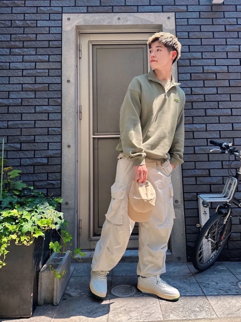 ホワイト系のカーゴパンツ、ホワイト系のスニーカー、ベージュ系のTシャツ/カットソーを着用したメンズの春コーディネートの1枚目の写真