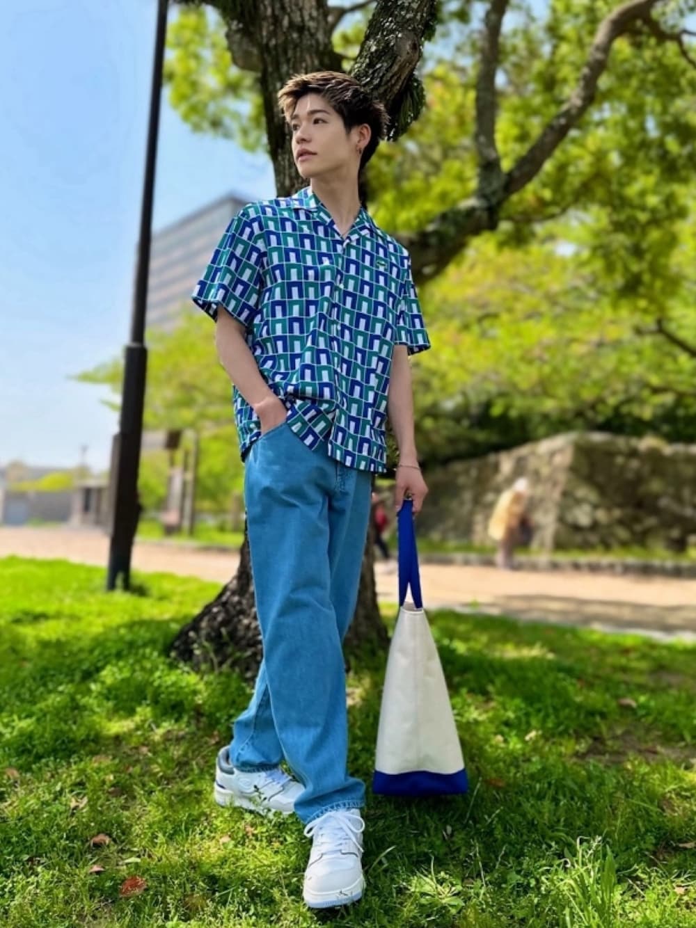 ブルー系のシャツ/ブラウス、グレー系のデニムパンツ、ベージュ系のトートバッグを着用したメンズの春コーディネートの1枚目の写真