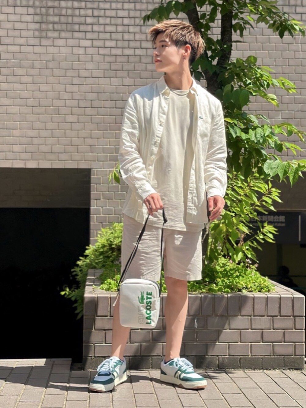 ベージュ系のTシャツ/カットソー、ベージュ系のその他パンツ、ホワイト系のショルダーバッグを着用したメンズの春コーディネートの1枚目の写真