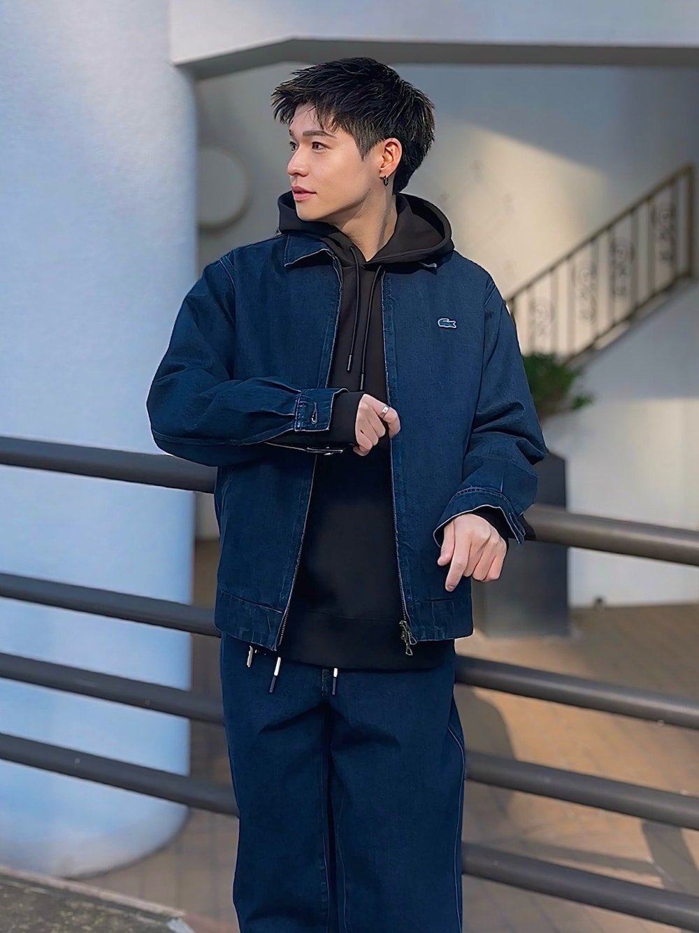 LACOSTEのデニムジャケットを使った「セットアップ」のメンズ人気
