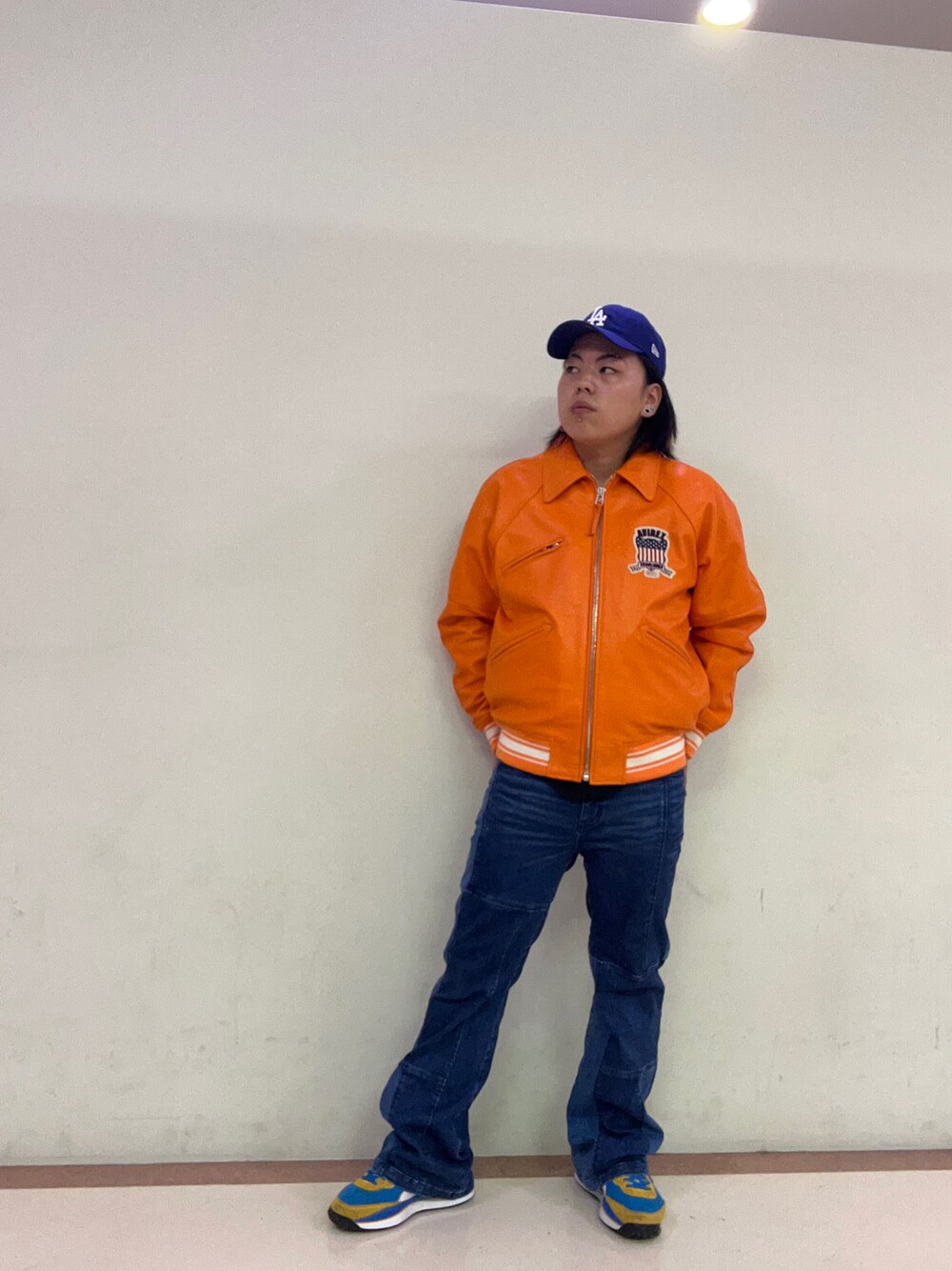 「AVIREX、AVIREX横浜、ファッションの力を信じよう、秋服まるっと大公開、秋コーデ、レザージャケット、オレンジ、ジーンズ、セミフレアパンツ、キャップ」｜「AVIREXの【× NEW ERA】MLB × AVIREX 9サーティ ドジャース ベースボール キャップ / 9THRTY Dodgers BASEBALL CAP（キャップ、ブルー系）」を使った、nakagawa  jinさん（メンズ・170cm）の秋コーディネートの1枚目の写真