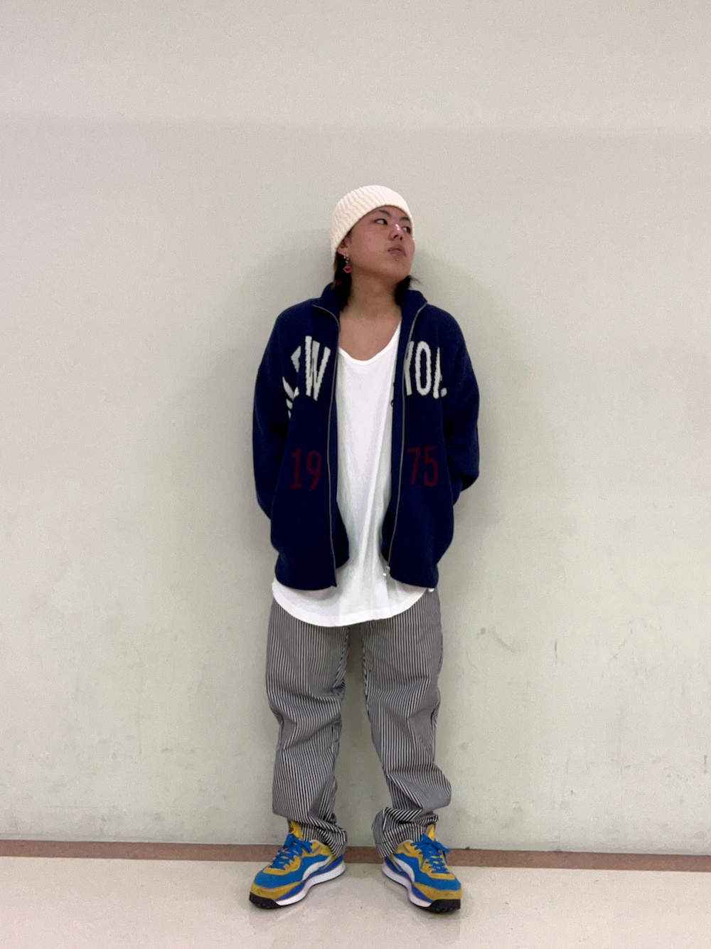 ブルー系のニット/セーター、その他のチノパンツ、ホワイト系のタンクトップを着用したメンズの秋コーディネートの1枚目の写真