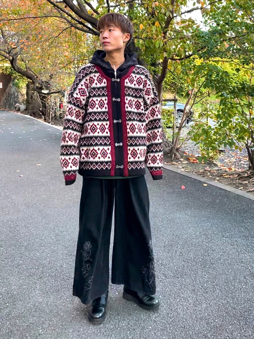 「きれいめカジュアル、秋冬コーデ、HARE、RAGEBLUE、カーディガン、刺繍、ファッションを楽しもう、個性派、革靴、イヤーカフ、休日スタイル、デニム、フレアパンツ、パーカー」｜「RAGEBLUEのチロリアン/ルーズニットカーディガン（カーディガン/ボレロ、ホワイト系）」を使った、はるぴょんまんさん（骨格ナチュラル・メンズ・176cm）の秋コーディネートの1枚目の写真