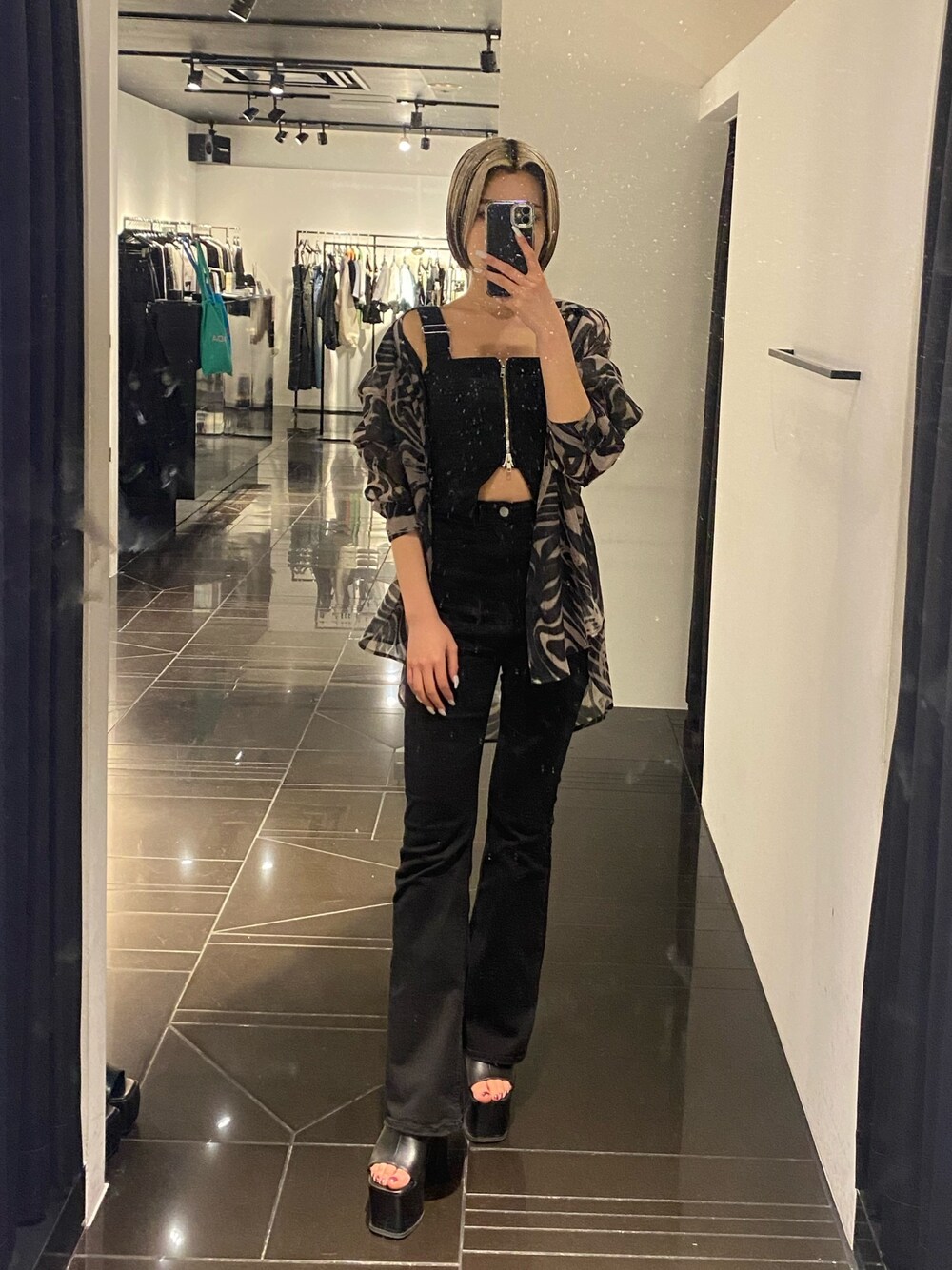 ベージュ系のシャツ/ブラウス、ブラック系のサンダル、ブラック系のサロペット/オーバーオールを着用したレディースの春コーディネートの1枚目の写真