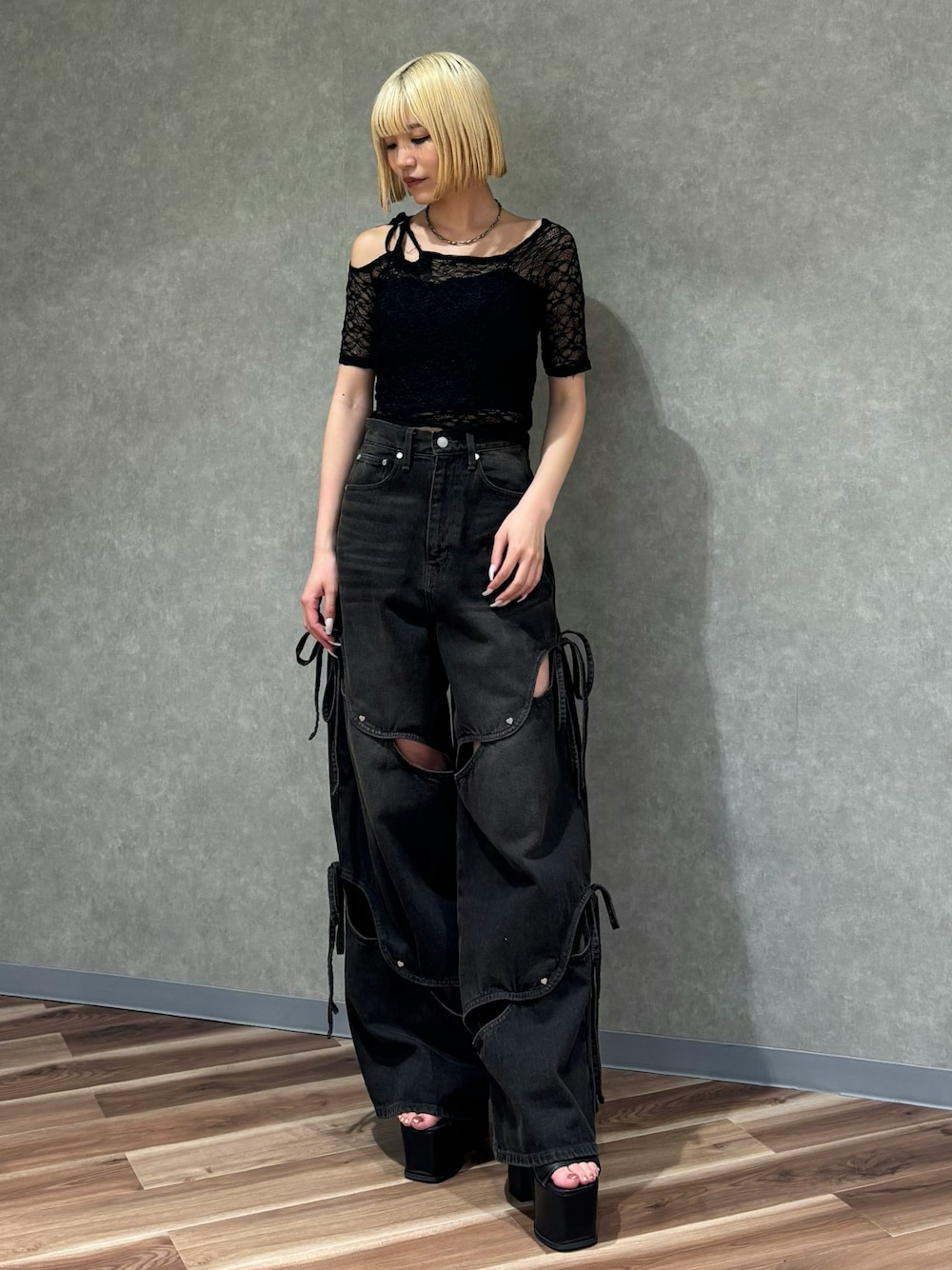 ブラック系のサンダル、ブラック系のデニムパンツ、ブラック系のTシャツ/カットソーを着用したレディースの春コーディネートの1枚目の写真