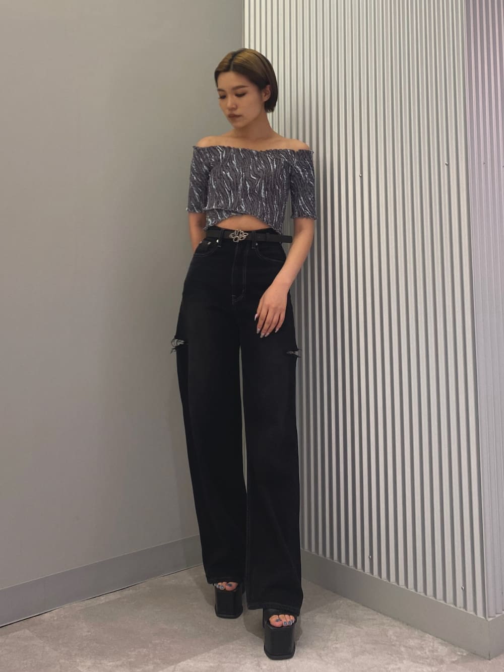 ブラック系のデニムパンツ、ブラック系のサンダル、その他のTシャツ/カットソーを着用したレディースの夏コーディネートの1枚目の写真