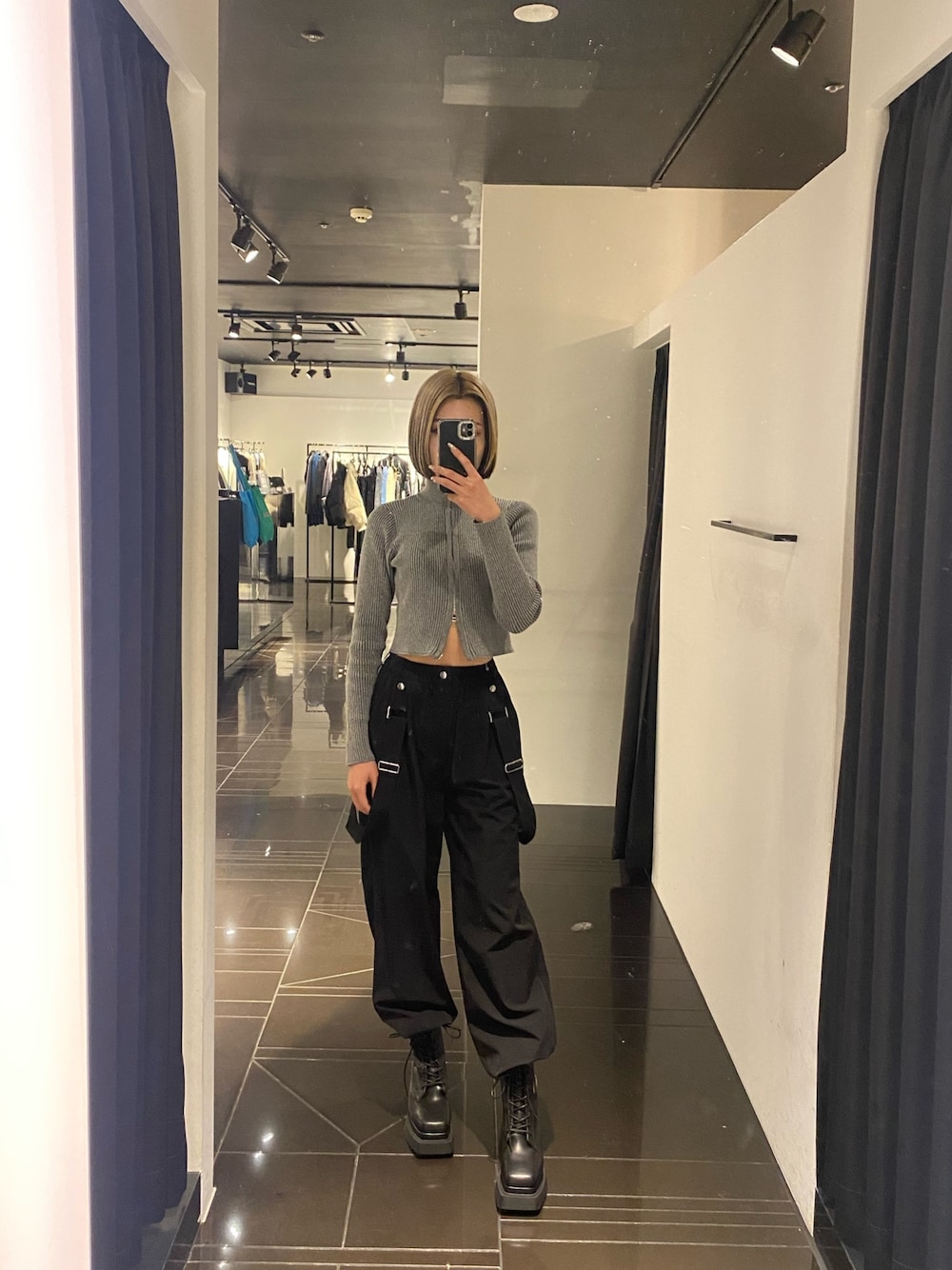 グレー系のニット/セーター、ブラック系のその他パンツ、ブラック系のブーツを着用したレディースの冬コーディネートの1枚目の写真