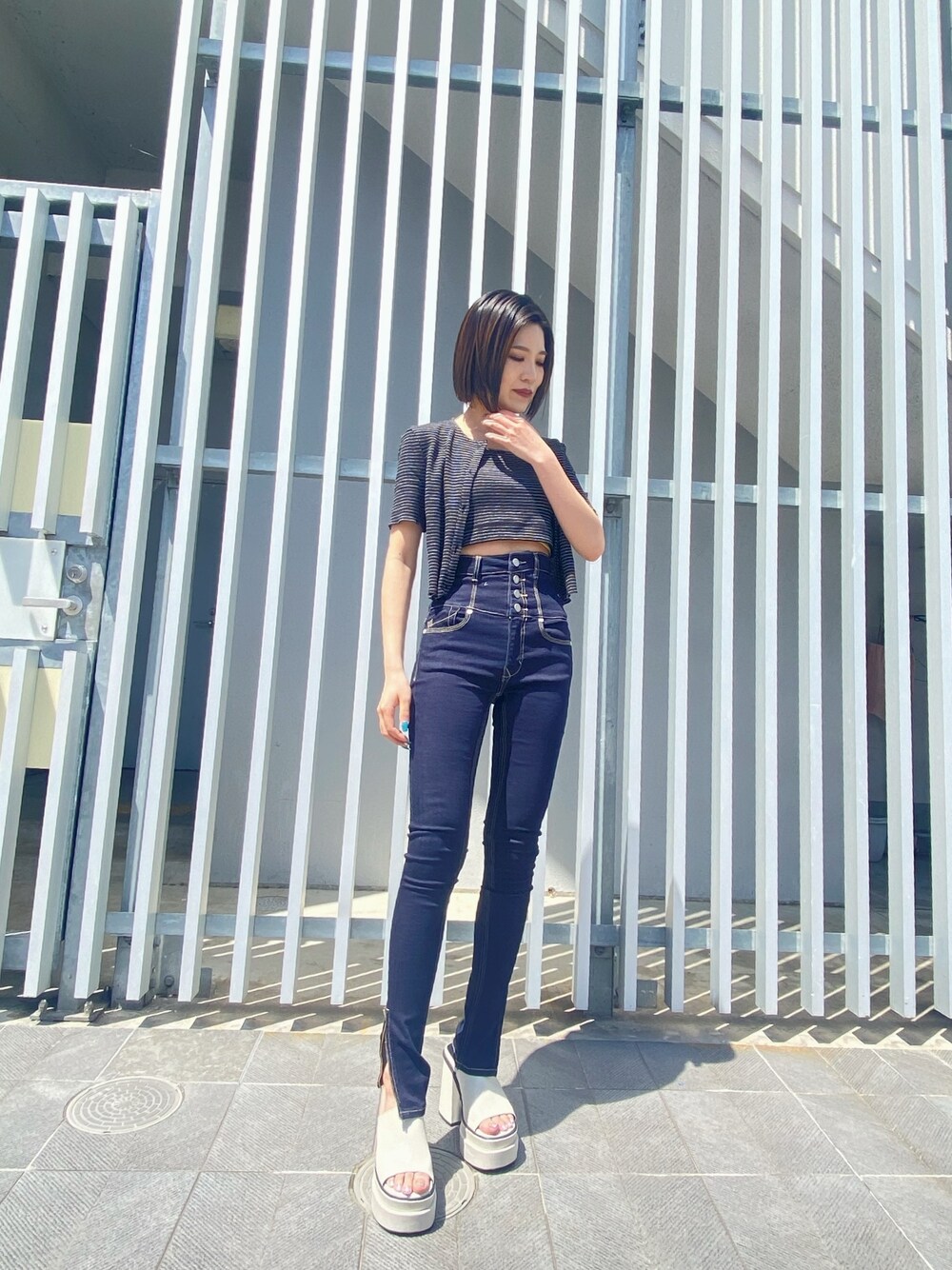 その他のアンサンブル、ホワイト系のサンダル、ブルー系のデニムパンツを着用したレディースの春コーディネートの1枚目の写真