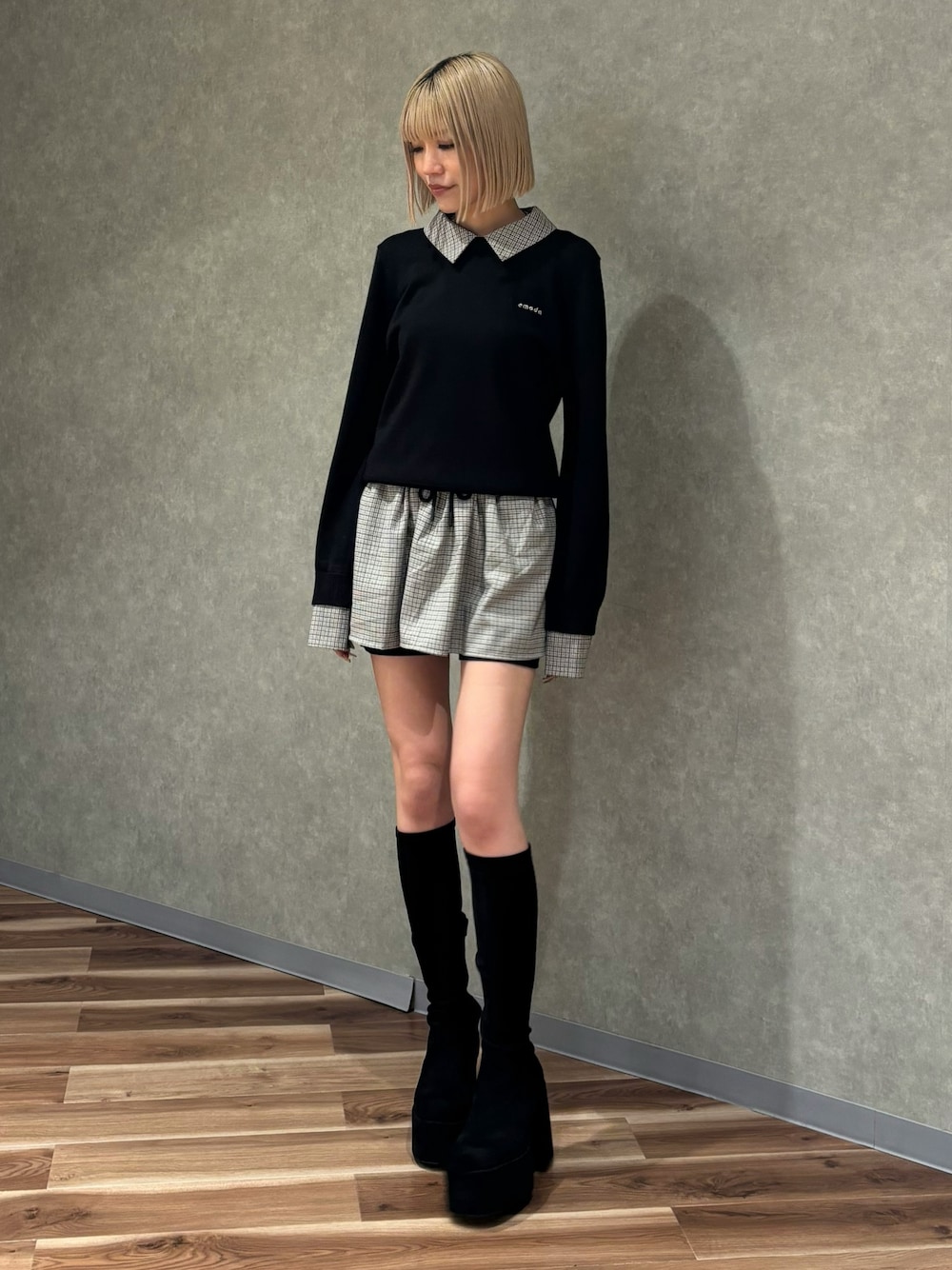 ブラック系のシャツ/ブラウス、ブラック系のスカート、ブラック系のブーツを着用したレディースの冬コーディネートの1枚目の写真