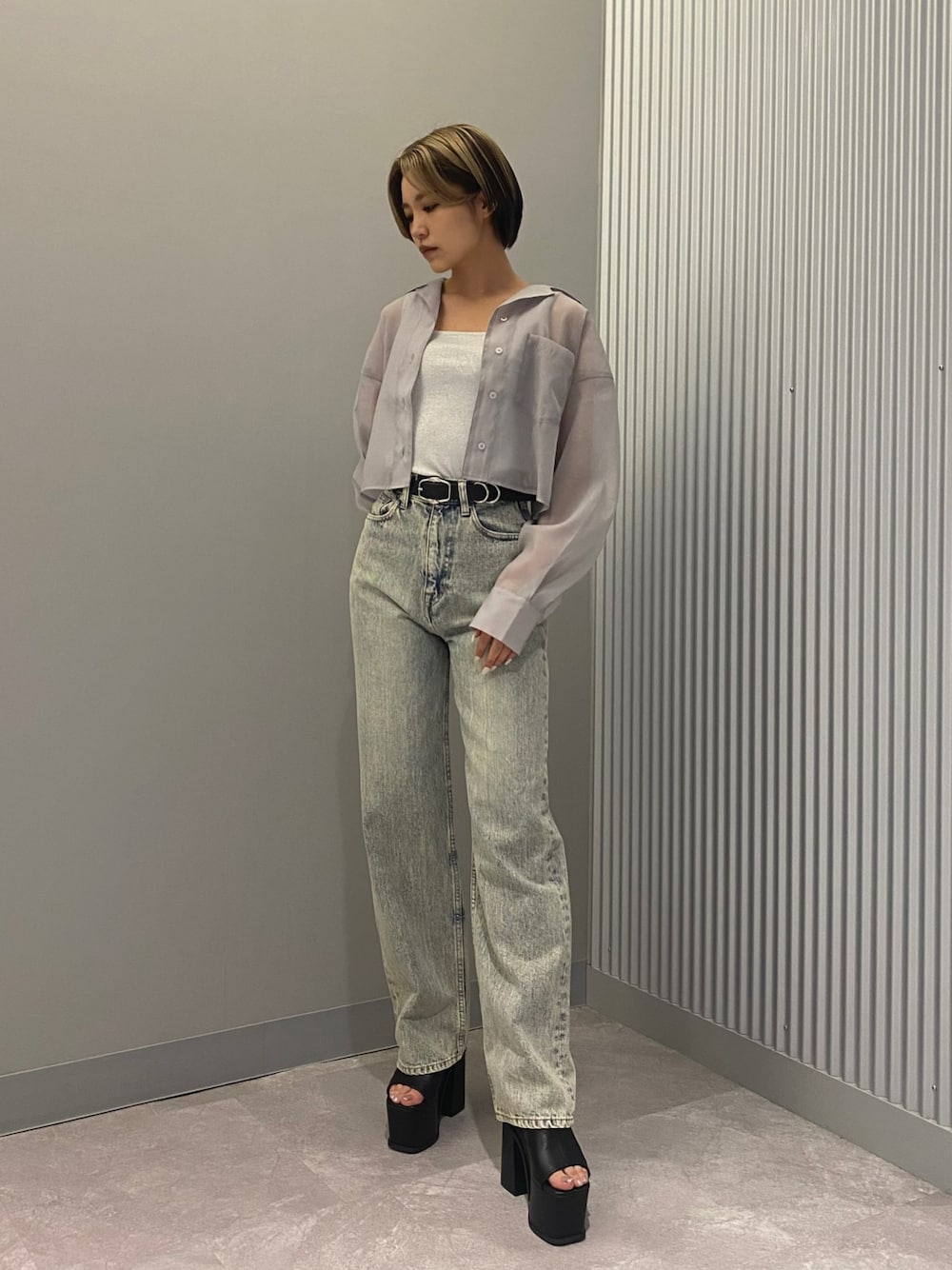 ブラック系のサンダル、グレー系のシャツ/ブラウス、ホワイト系のタンクトップを着用したレディースの春コーディネートの1枚目の写真