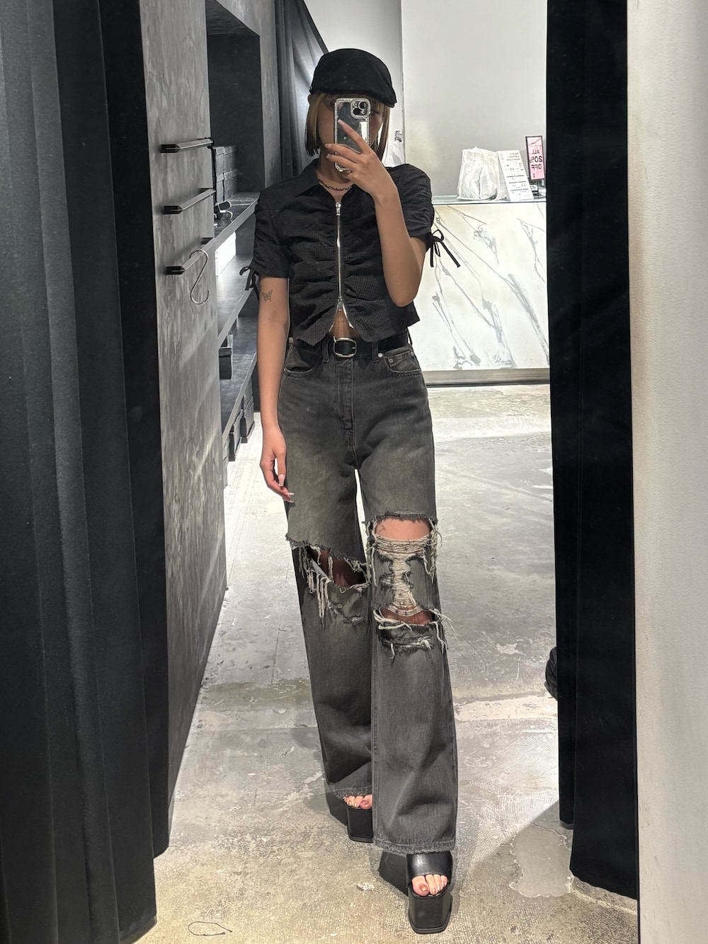 ブラック系のサンダル、ブラック系のデニムパンツ、ブラック系のシャツ/ブラウスを着用したレディースの春コーディネートの1枚目の写真