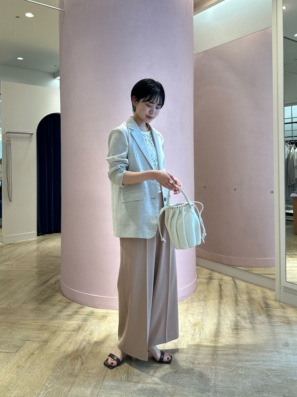 ピンク系のその他パンツ、ホワイト系のシャツ/ブラウス、ベージュ系のテーラードジャケットを着用したレディースの春コーディネートの1枚目の写真