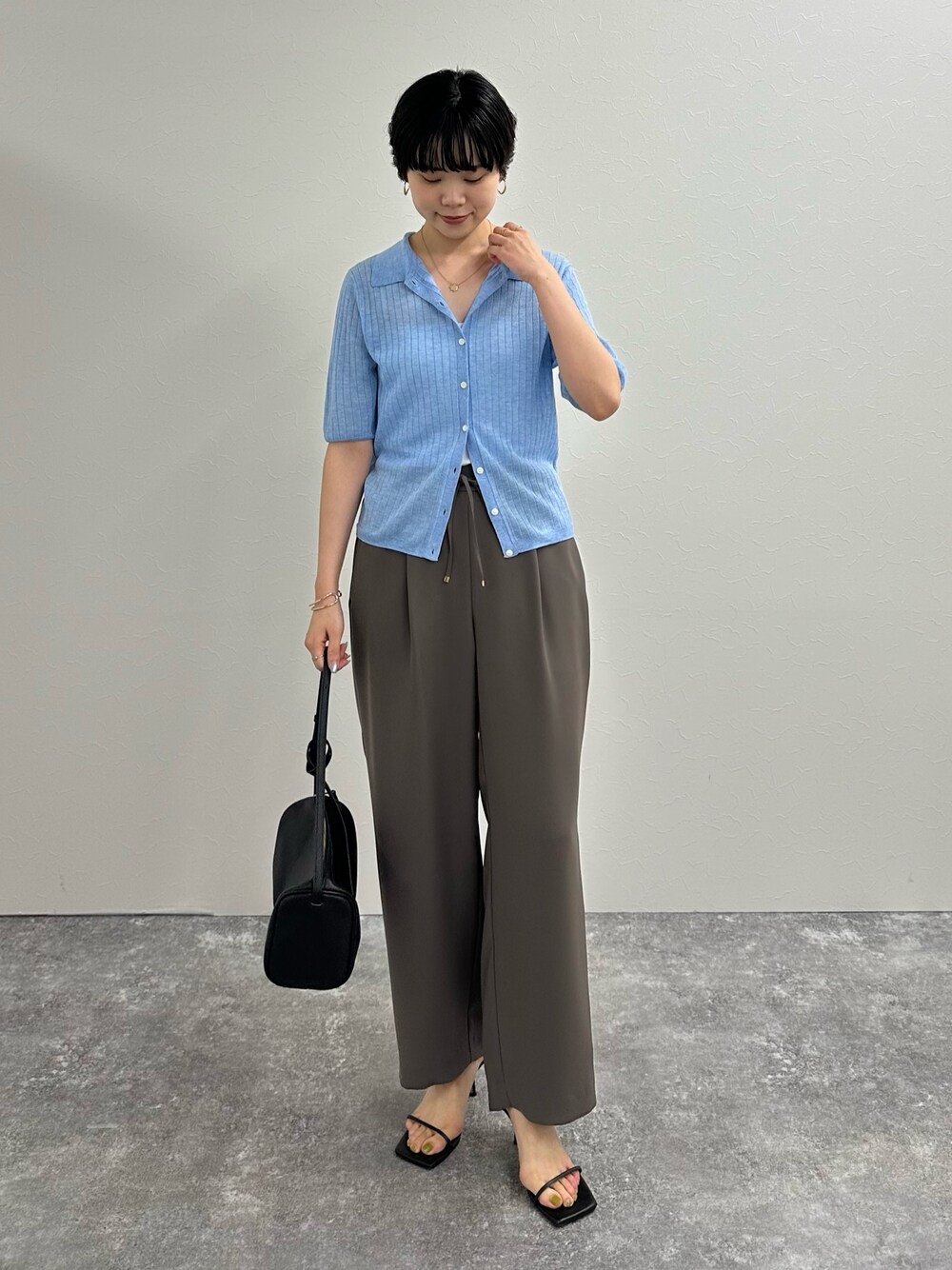 ブラウン系のその他パンツ、ブルー系のカーディガン/ボレロを着用したレディースの夏コーディネートの1枚目の写真