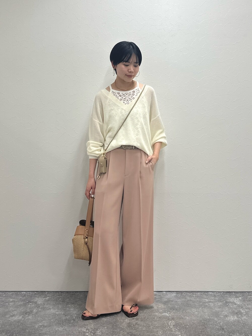 ホワイト系のシャツ/ブラウス、ピンク系のその他パンツ、ホワイト系のニット/セーターを着用したレディースの春コーディネートの1枚目の写真