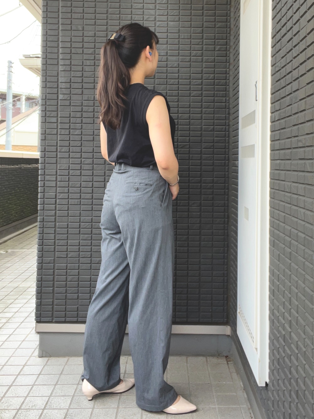 「ラクチンコーデ、パンツコーデ、ブラック、オフィスカジュアル、ユニクロコーデ、きれいめコーディネート、通勤コーデ、ビジネススタイル、骨格ストレート、ブルベ夏、初夏コーデ、OL、ロングヘア、プチプラ、海外系ファッション」｜「UNIQLOのアイテム（スラックス、グレー系）」を使った、yuuikaroooさん（レディース・155cm）の夏コーディネートの1枚目の写真