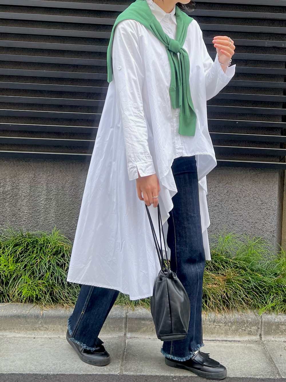 「大人カジュアル、休日コーデ、デニム、ホワイト、高身長女子、カーディガン、シャツスタイル、古着MIX、デニムパンツ、今日のコーデ、グリーン、ロングシャツ、シャツワンピ、肩掛けカーデ、デニムコーデ」｜「ADAM ET ROPE'の＜逸品シリーズ＞センタープレスフレアデニム（デニムパンツ、ブルー系）」を使った、nssis2さん（レディース・166cm）の春コーディネートの1枚目の写真