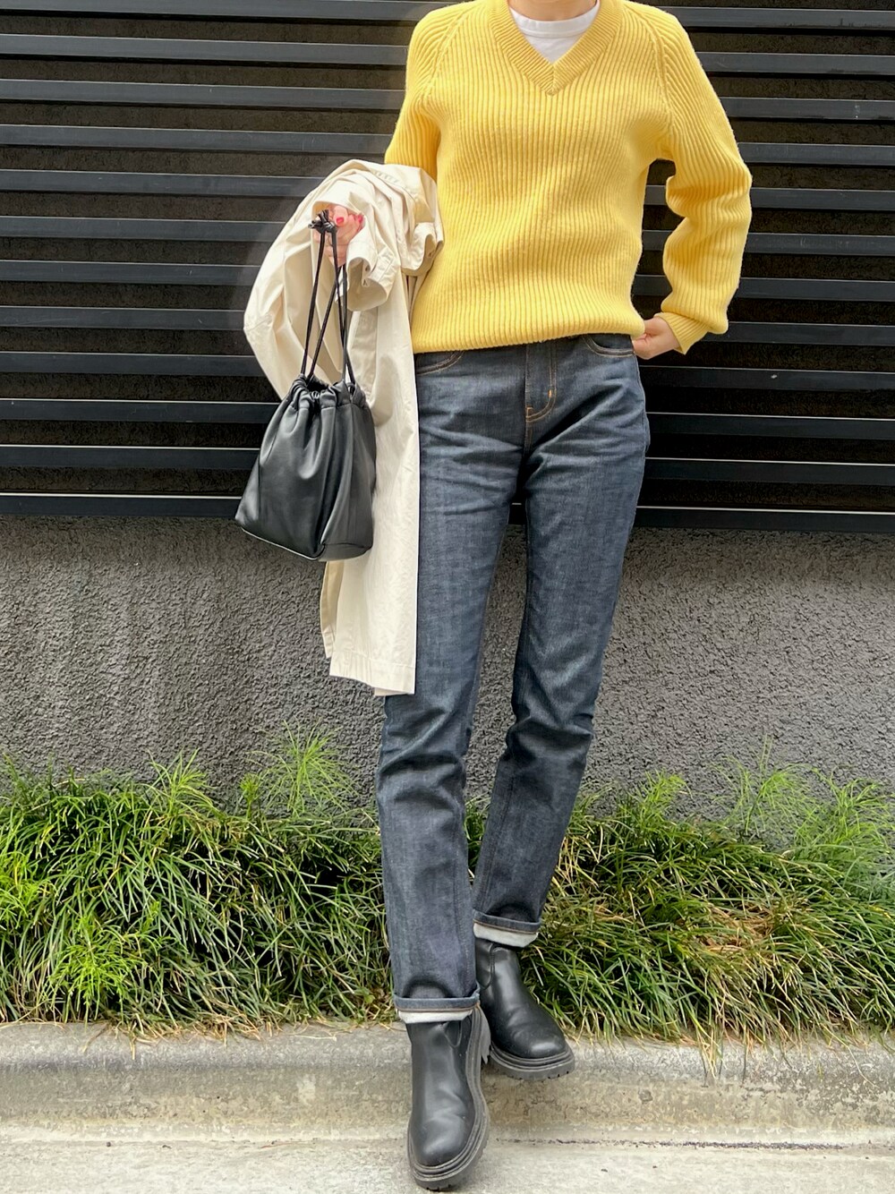 「春コーデ、大人カジュアル、休日コーデ、カラーコーデ、デニム、今日のコーデ、カジュアル、イエロー、デニムパンツ、白Tシャツ、ブラック、古着MIX、古着、デニムコーデ、低身長」｜「古着のアイテム（ハンドバッグ、ブラック系）」を使った、nssis2さん（レディース・166cm）の春コーディネートの1枚目の写真